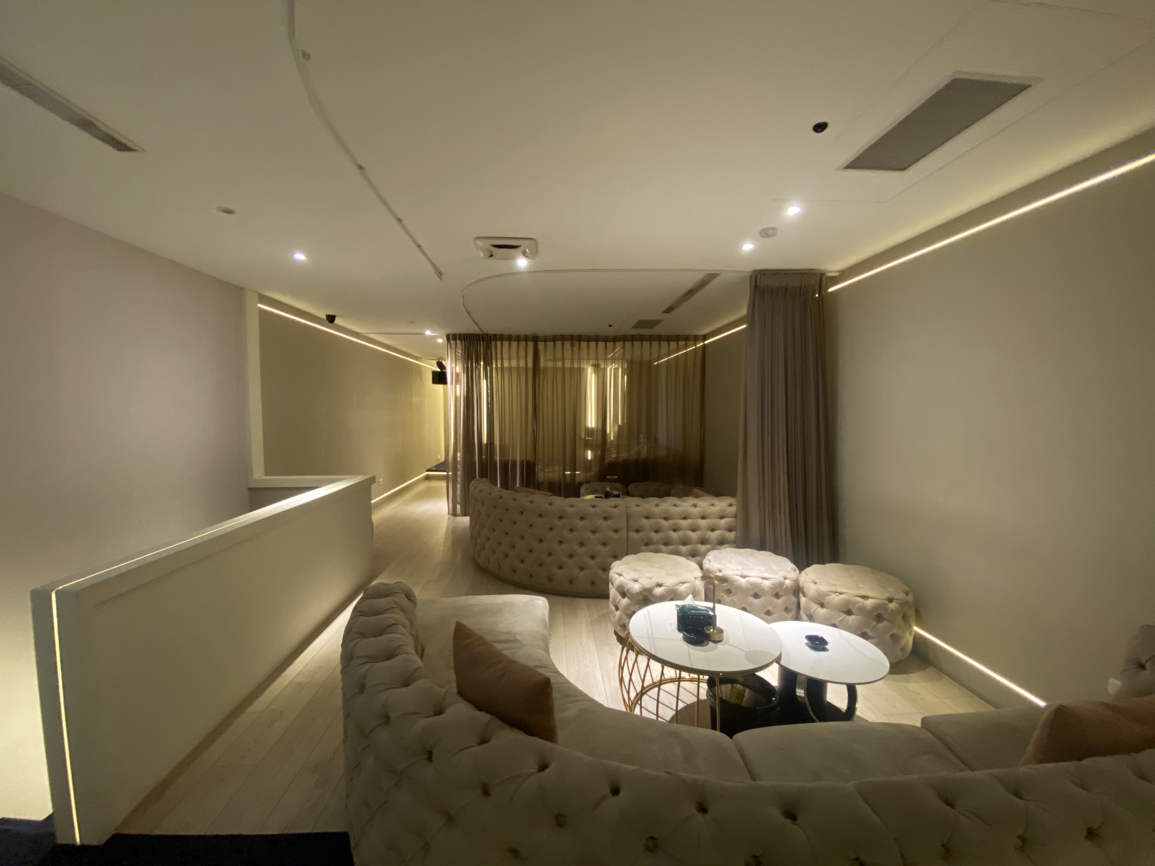 『OUTSPACE』智能獨享空間｜中山區招待所｜廣告戲劇拍攝可唱歌